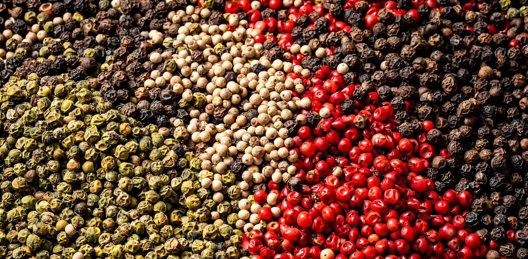 Como usar pimenta preta, branca, verde e rosa. Foto: Scott Suchman/Washington Post 