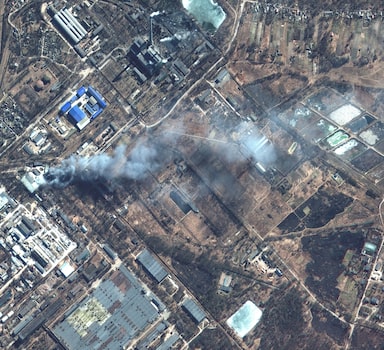 Chernihiv (Ukraine), 10/03/2022.- A handout satellite image made available by Maxar Technologies shows overview of fire in southern Chernihiv, Ukraine, 10 March 2022. (Incendio, Rusia, Ucrania) EFE/EPA/MAXAR TECHNOLOGIES HANDOUT -- MANDATORY CREDIT: SATELLITE IMAGE 2022 MAXAR TECHNOLOGIES -- THE WATERMARK MAY NOT BE REMOVED/CROPPED -- HANDOUT EDITORIAL USE ONLY/NO SALES