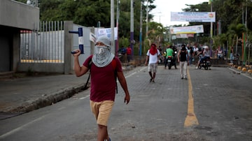 Manifestante exibe morteiro caseio em protesto contra o presidente da Nicarágua, Daniel Ortega, em Manágua. Foto: Oswaldo Rivas/Reuters