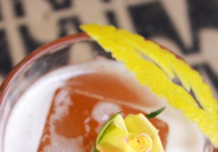 Drink “Fitzgerald”, com gin, mel e limão.