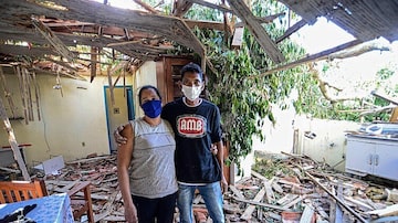 Jorge Luiz Pereira e sua mulher Sinara, que perderam a casa no ciclone. Foto: Eduardo Valente/EFE