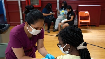 Jovem recebe vacina contra a covid-19 em Nova York; cidade tornou imunização obrigatória para funcionários do setor privado. Foto: James Estrin/NYT