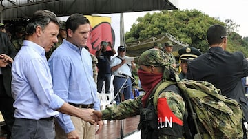 Não está claro se o presidente Iván Duque vai seguir os passos de seu predecessor, Juan Manuel Santos, e negociar com o ELN. Foto: AFP Photo/Presidencia Colombia