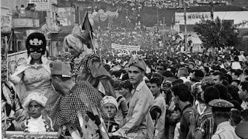 "Milhares de pessoas, concentradas na Vila Esperança, acompanharam durante horas o desfile de numerosos carros alegóricos". Foto publicada na edição de 28 de fevereiro de 1963 do Estadão. Foto: Acervo/