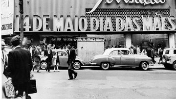 Letreiro em neon na loja Sensação para comemorar o Dia das Mães em 1961.Foto: Estadão/Acervo Foto: Estadão Acervo. Foto: Acervo Estadão