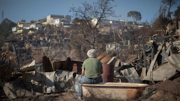 Morador de Rocuant, em Valparaíso, teve casa destruída. Foto: Pablo Rojas Maradiaga / AFP
