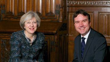 O ministro Andrew Griffiths e membro do Partido Conservadorao lado da primeira-ministra do Reino Unido, Theresa May. Foto: Divulgação/ Página Oficial (adrewgriffithsmp.com)