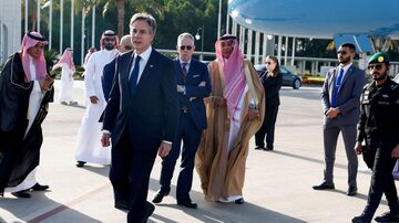 Imagem mostra o secretário de Estado dos EUA, Antony Blinken, chegando em Jeddah, na Arábia Saudita, em março. EUA tem estreitado laços com país, que assume posição estratégica no Oriente Médio. Foto: Evelyn Hockstein/REUTERS