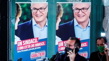 Apoiadores de Roberto Gualtieri, candidato de centro-esquerda à prefeitura de Roma, aguardam resultados em comitê. Foto: Giuseppe Lami/EFE/EPA