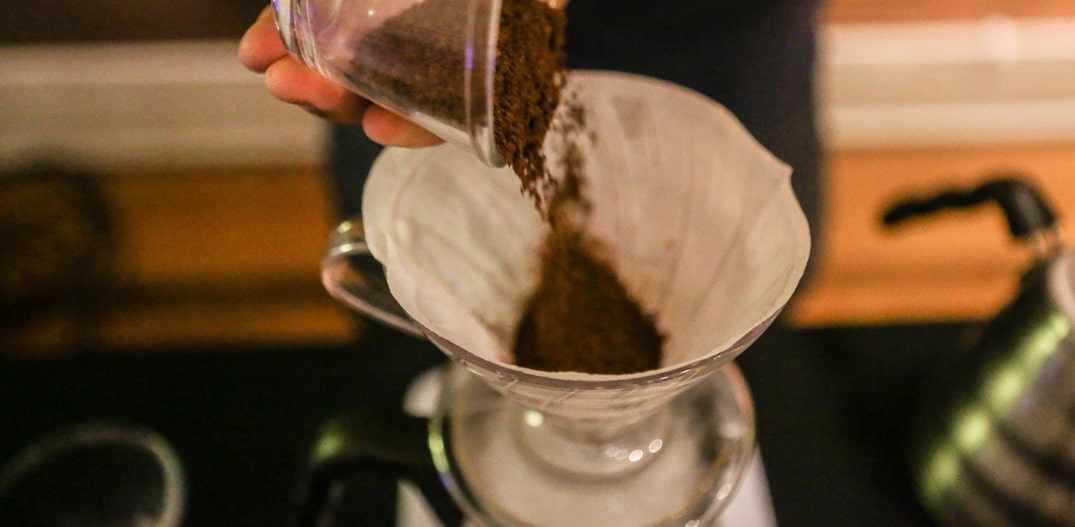 Café coados em filtros de papel pedem,em geral, moagem média. Foto: Gabriela Biló/Estadão