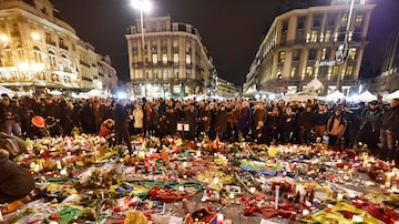 Moradores de Bruxelas homenageiam vítimas dos atentados na Praça da Bolsa. Foto: AP/Martin Meissner