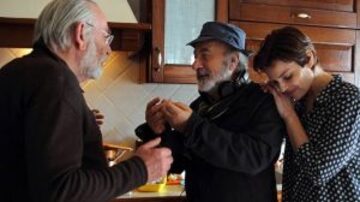 
 Gianni Amelio (de chapéu) dá instruções à atriz Micaela Ramazzotti e ao diretor de teatro e ator Renato Carpentieri no set de "A Ternura" (2017): sexta, às 17h, na HBO. Foto: Estadão