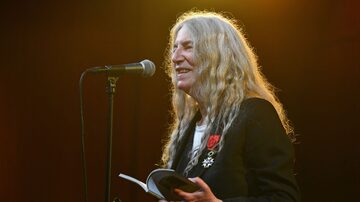 Patti Smith lê um trecho do livro 'The Coral Sea' a cantora, compositora e escritora recebeu a Legião de Honra, mais alta honraria do governo francês. Foto: Andrea Renault/AFP