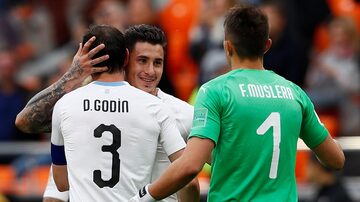 Godín, e Giménez comemoram a vitória do Uruguai sobre o Egito com o goleiro Fernando Muslera. Foto: Jason Cairnduff / Reuters