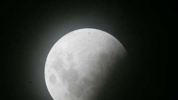Na madrugada de 21 de fevereiro de 2008, os brasileiros puderam observar um eclipse lunar total. Foto: Paulo Pinto/AE