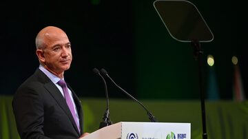 Amazon CEO Jeff Bezos gestures as he delivers a speech during the UN Climate Change Conference (COP26) in Glasgow, Scotland, Britain, November 2, 2021. Paul Ellis/Pool via REUTERS. Foto: Paul Ellis/Reuters 