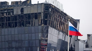 A view of the Crocus City Hall burned after an attack is seen on the western edge of Moscow, Russia, Saturday, March 23, 2024. Assailants burst into a large concert hall in Moscow on Friday and sprayed the crowd with gunfire, killing and injuring multiple people and setting fire to the venue in a brazen attack just days after President Vladimir Putin cemented his grip on power in a highly orchestrated electoral landslide. (AP Photo/Vitaly Smolnikov). Foto: Vitaly Smolnikov