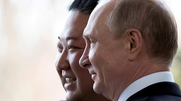 FILE PHOTO: Russian President Vladimir Putin and North Korea's leader Kim Jong Un pose for a photo during their meeting in Vladivostok, Russia, April 25, 2019. Picture taken April 25, 2019. Alexander Zemlianichenko/Pool via REUTERS//File Photo. Foto: Alexander Zemlianichenko/via Reuters