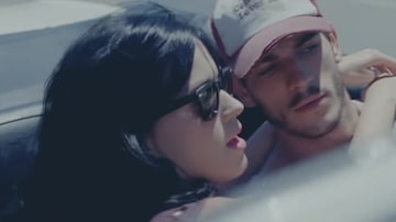 Katy Perry e Josh Kloss, ator que acusa a cantora de assédio sexual, em clipe de 'Teenage Dream'. Foto: YouTube / @KatyPerryVEVO