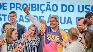 Segundo o governador baiano, Jerônio Rodrigues (ao centro) medida busca coibir atos 'machistas e misóginos'. Foto: @jeronimorodriguesba via Instagram