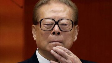 FILE - Former Chinese President Jiang Zemin watches the proceedings at the opening session of the 18th Communist Party Congress held at the Great Hall of the People in Beijing, Nov. 8, 2012. Jiang has died Wednesday, Nov. 30, 2022, at age 96. (AP Photo/Ng Han Guan, File). Foto: Ng Han Guan/ AP - 08/11/2012