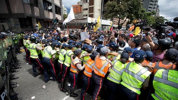 Polícia Nacional Bolivariana impede partidários da oposição de chegar à sede do Conselho Nacional Eleitoral (CNE). Foto: AP Photo/Ariana Cubillos