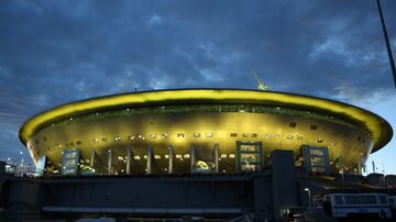Arena Zenit se destacana noite deSão Petesburgo. Foto: Everton Oliveira/Estadão