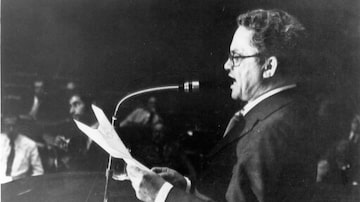 Alencar Furtado, em 30 de junho de 1977, em seu último discurso depois do processo de cassação do seu mandato. Foto: ALENCAR MONTEIRO/ESTADÃO