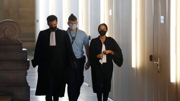Olivia Ronen e Martin Vettes, advogados de Salah Abdeslam, chegam para o início do julgamento dos ataques de novembro de 2015. Foto: Gonzalo Fuentes/REUTERS