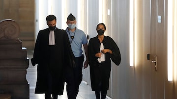 Olivia Ronen e Martin Vettes, advogados de Salah Abdeslam, chegam para o início do julgamento dos ataques de novembro de 2015. Foto: Gonzalo Fuentes/REUTERS