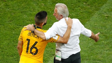 Behich (esq.) é abraçado porBert van Marwijk após derrota da Austrália para o Peru por 2 a 0. Foto: Odd Andersen/AFP