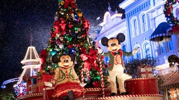 Minnie e Mickey em parada na Disneylândia; trabalhadores que representam os personagens buscam direitos trabalhistas. Foto: Harrison Cooney/Disney Parks