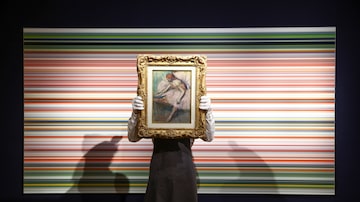 Assistente da galeria pousa com 'Danseuse Rose', de Edgar Degas na frente de 'Strip' de Gehard Richter, que deve ser vendida na série de leilões '20th/21st Caentury', na casa de leilões Christie's, em Londres. Foto: REUTERS/Henry Nicholls