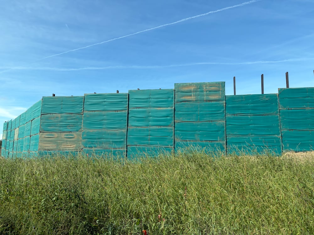 Barreiras acústicas para reduzir a poluição sonora dos data centers, em New Albany, Ohio 