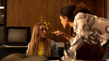 Carla Diaz e Bárbara Colen em cena de 'A Menina que Matou os Pais - A Confissão'. Foto: Divulgação/ Prime Video