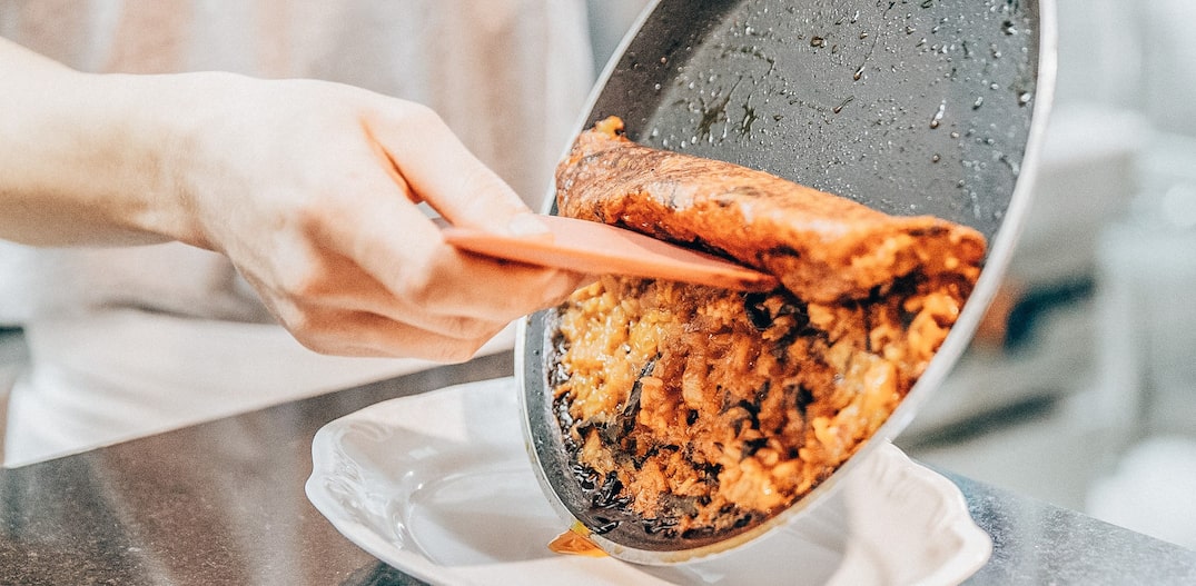 Kimchi bokumbap, o arroz com crostinha do coreano Komah. Foto: David Hyu
