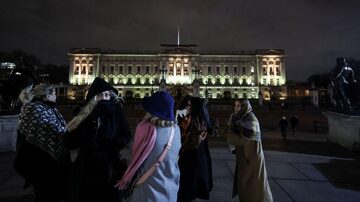 Pessoas se aproximam do Palácio de Buckingham, depois que foi anunciado que o rei Charles III está com com câncer