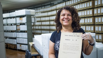 Quase 13 mil documentos históricos foram restaurados e organizados sob a coordenação de Adriana. Foto: Tiago Queiroz/Estadão