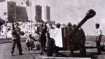 File photo from October 1962 showing a Cuban Army anti-aircraft battery, placed along Havana's famous Malecon avenue, during the missile crisis between the former Soviet Union, Cuba and the United States. A conference being attended by Cuban, Russian and U.S. protagonists, began in Havana October 11, 2002, looking back at one of the most dangerous moments of the Cold War and would seek to draw lessons to reduce the risk of nuclear war. Among the senior surviving Kennedy Administration aides attending the three-day conference include include speechwriter Theodore Sorensen, historian Arthur Schlesinger and former U.S. Defense Secretary Robert McNamara. Soviet protagonists include former deputy foreign minister, Georgy Kornienko and missile deployment planner Gen. Anatoly Gribkov. Cuban President Fidel Castro delivered opening remarks.  NO SALES   REUTERS/Rafael Perez. Foto: Rafael Perez/Reuters