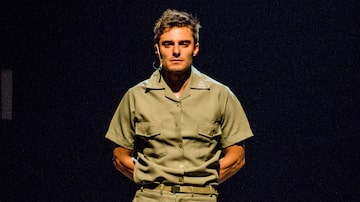 Na peça, Bonemer vive soldado apaixonado por outro homem. Foto: Bernardo Santos