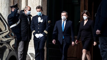 O economista Mario Draghi (segundo à direita) deixa a Câmara dos Deputados em Roma, na Itália. Foto: Angelo Carconi/EFE/EPA