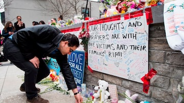 Canadenses prestam homenagens às vítimas do atropelamento em Toronto na segunda-feira. Foto: Nathan Denette/The Canadian Press via AP