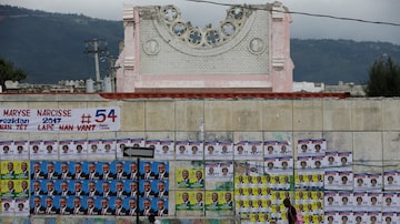 Cartazes de candidatos lotam muro da Catedral de Porto Príncipe, destruída em terremoto. Foto: REUTERS/Andres Martinez Casares