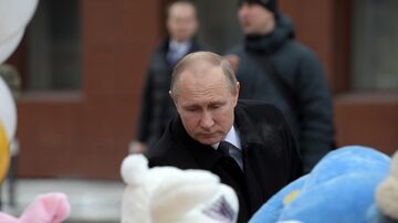 Putindepositou flores no local da tragédia e respeitou um minuto de silêncio. Foto: EFE/ALEXEI DRUZHININ / SPUTNIK / KREMLIN POOL