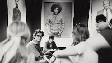 O fotógrafo Richard Avedon conversa com visitantes do Minneapolis Institute of Art em 1970. Foto: Minneapolis Institute of Art via The New York Times