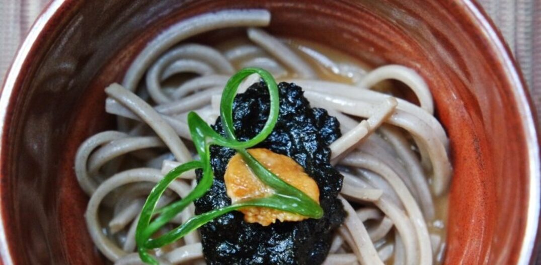 Sobá com ouriço, versão carbonara do chef japonês. Foto: Jo Takahashi 