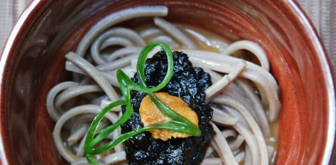 Sobá com ouriço, versão carbonara do chef japonês. Foto: Jo Takahashi 