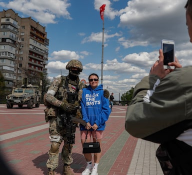 Militar russo posa para foto em Mariupol