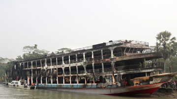 Incêndio em barco deixa ao menos 39 mortos em Bangladesh. Foto: AP