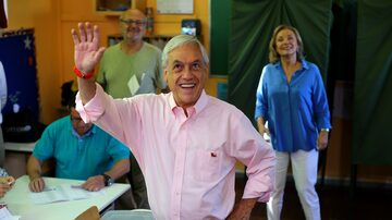 Presidente eleito do Chile, Sebastián Piñera, acena após votação em Santiago; retorno à presidência, quatro anos depois. Foto: REUTERS/Ivan Alvarado
